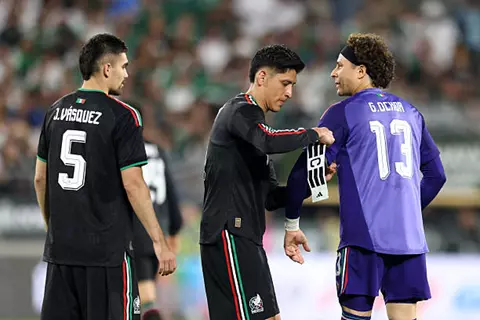 سيتساوى مع ميسي ورونالدو.. أوتشوا على رأس قائمة المكسيك في كأس العالم